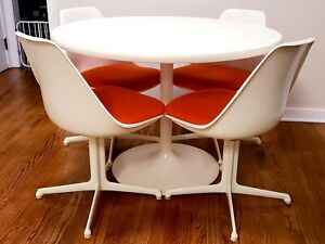 Saarinen Knoll Style Table And Chairs