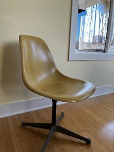 Charles Eames Herman Miller Vintage Ochre Light Yellow Fiberglass Chair