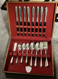 Wm Rogers Famous And Traditional Silverplate 34pieces W Lined Wood Case