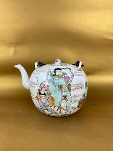 A Chinese Antique Porcelain Hand Painted Tea Pot