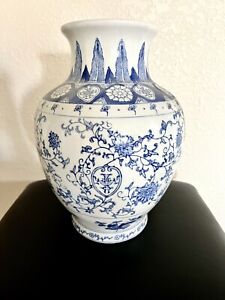 Vintage Chinese Porcelain Vase Hand Painted Ming Dynasty