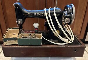 Antique Vintage 1929 Singer Sewing Machine With Wooden Case Light Accessories