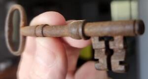 Early Antique 3 3 8 Iron Closed Barrel Skeleton Key Door Lock Cabinet Trunk