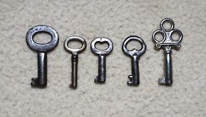 Lot Of 5 Miniature Antique Steamer Trunk Keys With Round Open Barrel Ends