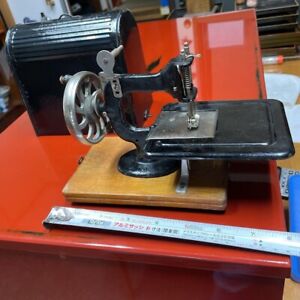 Antique Sewing Machine Hand Cranked Small Sewing Machine Vintage Collection Junk