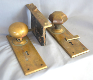 Nice Antique Exterior Door Solid Brass Doorknobs Back Plates Lockset C 1900