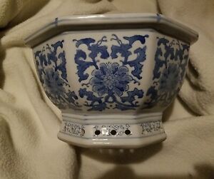 China Xxth Century Porcelain Pot With Eight Sides With White And Blue 