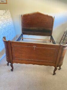 Stunning Antique Carved Walnut Full Size Bed W Rails