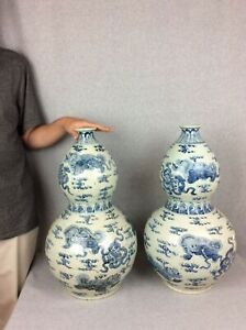 17c Ming Pair Of Chinese Blue And White Vases With Lions Pattern