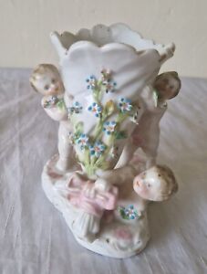 C 1880 Antique Dresden Cornucopia Vase Held By 3 X Cherubs Pretty