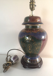 Vtg Table Lamp Oriental Ceramic Ginger Jar Shape Floral Pattern Wooden Base