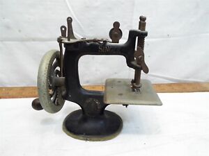Childs Singer Toy Sewing Machine Cast Iron 7 Spoke Sewhandy Hand Crank Sew Handy