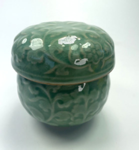 Celadon Tea Caddy Pot Cup Infuser Lid 10 Oz Signed Floral Relief Pattern Mug B5