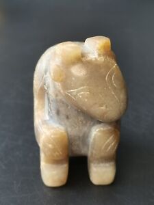 Chinese Jade Bear Figurine Ornament Carved Seated Bear Statue Shaped Pendant 