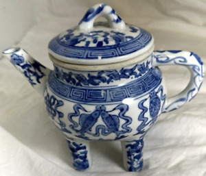 Vintage Qianlong Teapot Blue And White 4 Legs Marked Oriental