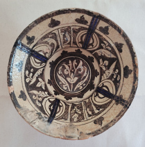 Very Early Islamic Decorated Pottery Bowl With Floral Designs