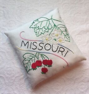 Vintage Embroidered U S State Quilt Top Missouri Tiered Tray Tuck Pillow