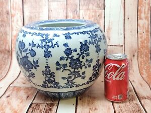Vintage Chinese Blue White Porcelain Pot 8 H