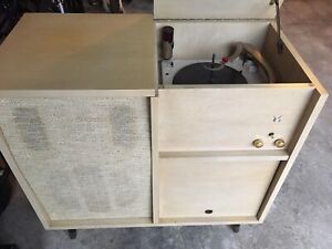 V M Triomatic Record Player Tube Radio Cabinet Model 565a Works Vintage