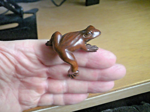 1a Hand Carved Wood Netsuke Of A Frog Climbing Boxwood Collectable Figure