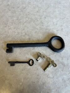 Vintage Lot Of 4 Old Keys