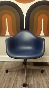 Eames For Herman Miller Naugahyde Fiberglass Rolling Chair Mcm Atomic Age