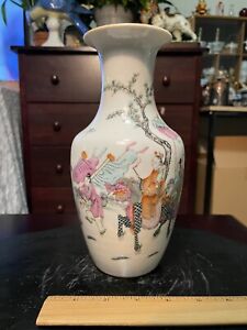 Antique Chinese Famille Rose Porcelain Vase 19th C Qing 9 Inch