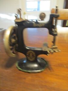 Antique The Singer Sewing Machine Co 1900 S Childs Hand Crank Toy Sew Machine