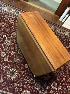 Vintage Mcm Gateleg Drop Leaf Table With Four Folding Chairs