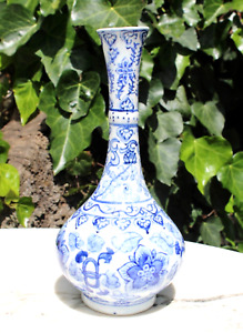 Vintage Chinese Blue And White Long Neck Porcelain Bud Vase 10 Tall