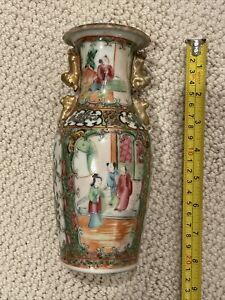 19th C Chinese Rose Medallion 10 5 Vase Figures And Floral