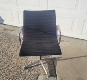 Charles Ray Eames Ea 108 Aluminum Chair Original 1970 1979