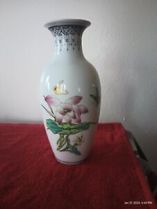Chinese Antique Qianlong Mark Porcelain Hand Painted Famille Rose Vase